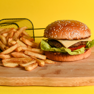 Cheeseburger i pomfrit 490gr