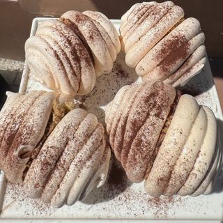 ბეზეს გირჩები ყავის კრემით