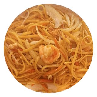 Tallarines fritos con pollo