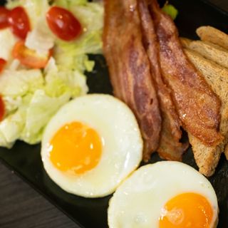 Яйца на очи с бекон