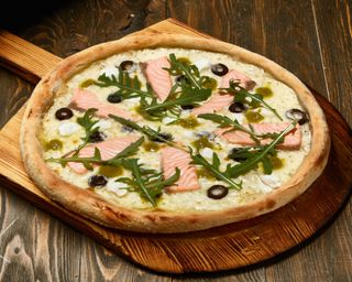 Піца М з лососем та крем сиром (270 г)