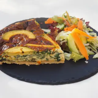 Tartă sărată cu avocado, brânzeturi si spanac sevită cu salata asortata