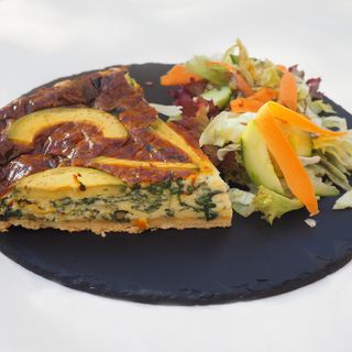 Tartă sărată cu avocado, brânzeturi si spanac sevită cu salata asortata