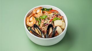 Салат з холодною рисовою локшиною та морепродуктами