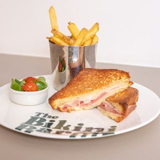 Bikini De Jamón York Y Queso (¡Incluye Patatas!)