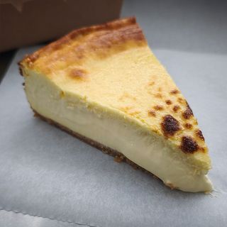 Tarta de queso cremosa casera (ración)
