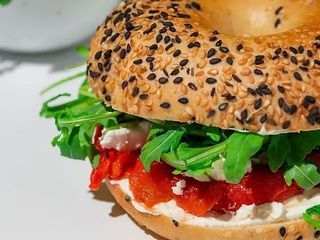 Бейгл с печеним болгарським перцем та крем-фетою (220г)