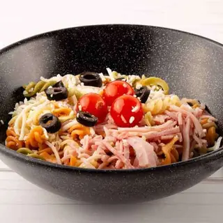 Ensalada de espirales con jamón y queso 