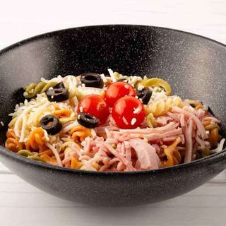 Ensalada de espirales con jamón y queso 