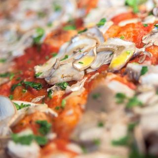 Funghi rossa teglia intera