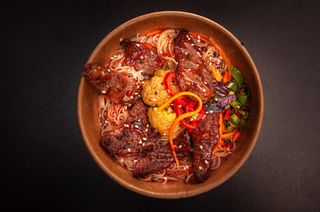 Фунчоза з яловичиною та соусом солодкий чилі 450г