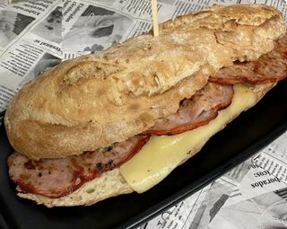 Bocadillo De Lomo Con Queso