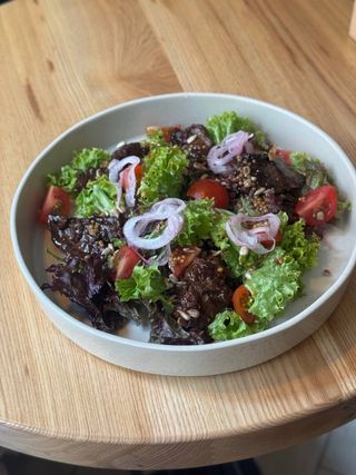 Салат з карамелізованою курячою печінкою