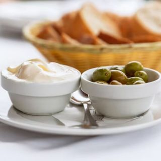 PAN CON ALIOLI Y ACEITUNAS