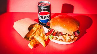 SPICY CHICKEN AVOCADO + FRYTKI + PEPSI