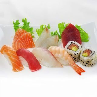 S8. Sushi sashimi 12 pezzi