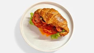 Croissant z chorizo i mimolette
