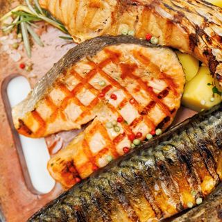 Somon la gratar cu cartofi natur