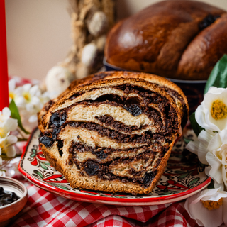 Cozonac moldovenesc cu cirese amare