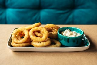 Цибулеві кільця з часниковим соусом (150/30г)