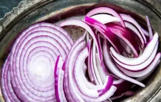 Fresh red onion slices 