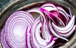 Red onion slices 