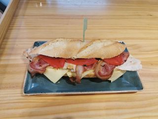 Bocata Pollo, Bacon, Queso y Pimiento rojo