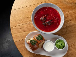 Дуже червоний борщ зі свинячим реберцем  (645г)