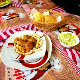 Ćufte u paradajz sosu sa prilogom