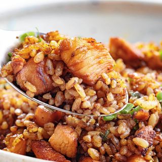 Riso alla piastra con pollo e verdura