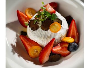 Камамбер із трюфельним медом та ягодами (170g)