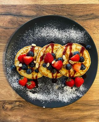 Pancakes z sezonowymi owocami