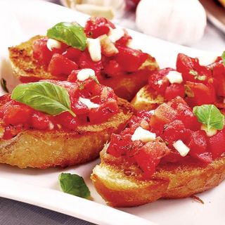 Bruschete cu roșii și usturoi