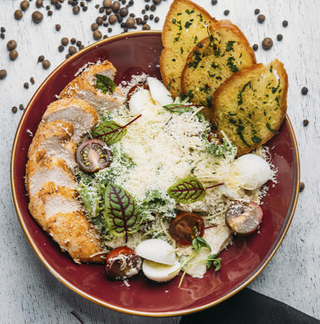 Цезарь с печеным цыпленком (250г)