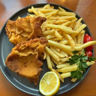 Snitel de porc cu cartofi pai