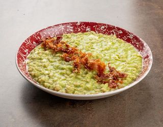 Orzotto zucchine e crudo croccante