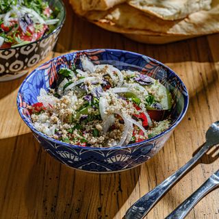 კიტრი პომიდვრის სალათი ნიგვზით