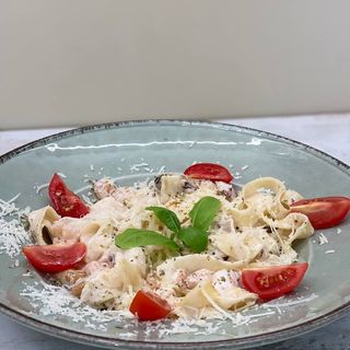 Паста з куркою та грибами