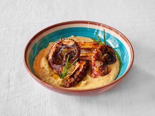 Polpo arrostito su purea di ceci profumati al rosmarino