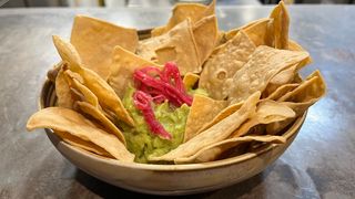 Guacamole artesanal con totopos