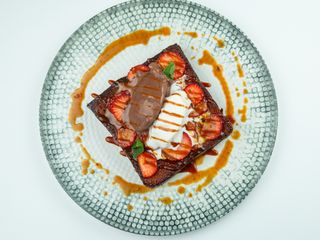 Бриошь с клубникой и мороженым (410г)