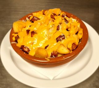 Salchipapas gratinada al horno