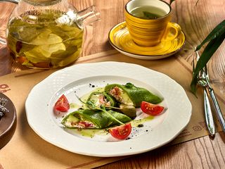 Шпинатні млинці з крем-сиром, огірком, с\с лососем та томатами (150g)