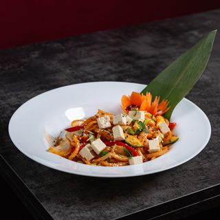 Smażony makaron Udon na ostro z tofu i warzywami