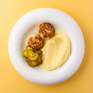 Курячі котлети, картопляне пюре та ліниві огірочки