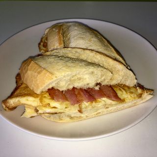 Bocadillo De Tortilla Francesa Y Bacon