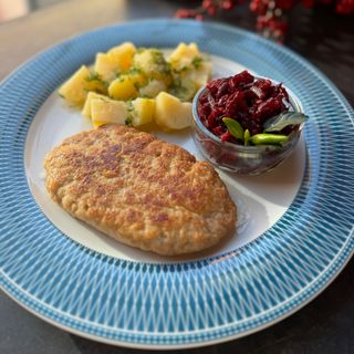 Kotlet mielony, dodatek, surówka