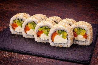 Каліфорнія в кунжуті з лососем