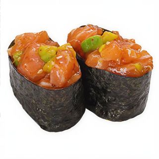 141 Gunkan de salmón con aguacate y salsa picante (2 pzs.)