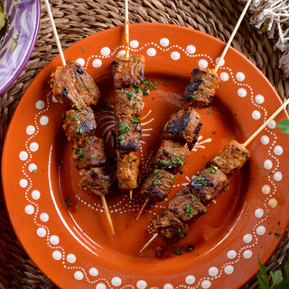Plato de pinchos de ternera